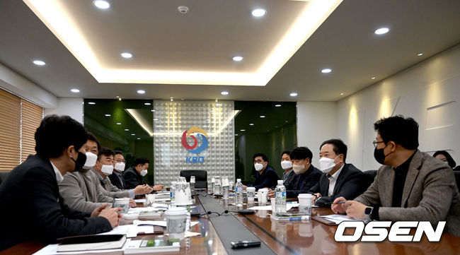 KBO 이사회 시작을 앞두고 각 구단 대표들이 대화를 나누고 있다. 2022.03.02 / dreamer@osen.co.kr