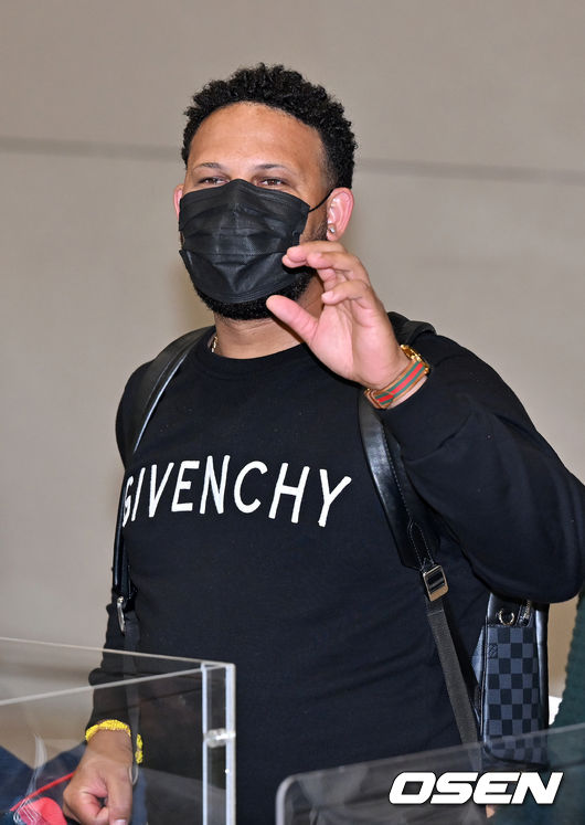 두산 페르난데스가 입국하며 포즈를 취하고 있다. 2022.02.13 / rumi@osen.co.kr