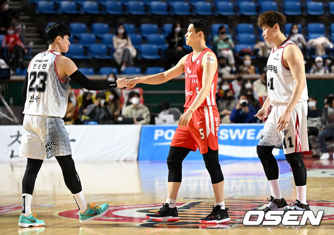 경기 시작을 앞두고 SK 김선형과 KGC 전성현이 주먹을 맞대고 있다. 2022.03.02 / dreamer@osen.co.kr