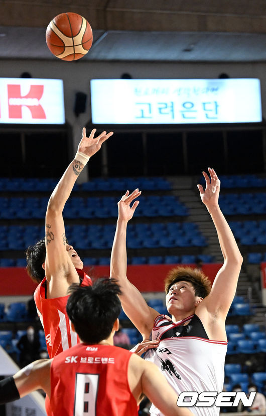 3쿼터, KGC 오세근(오른쪽)과 SK 최준용이 리바운드를 시도하고 있다. 2022.03.02 / dreamer@osen.co.kr