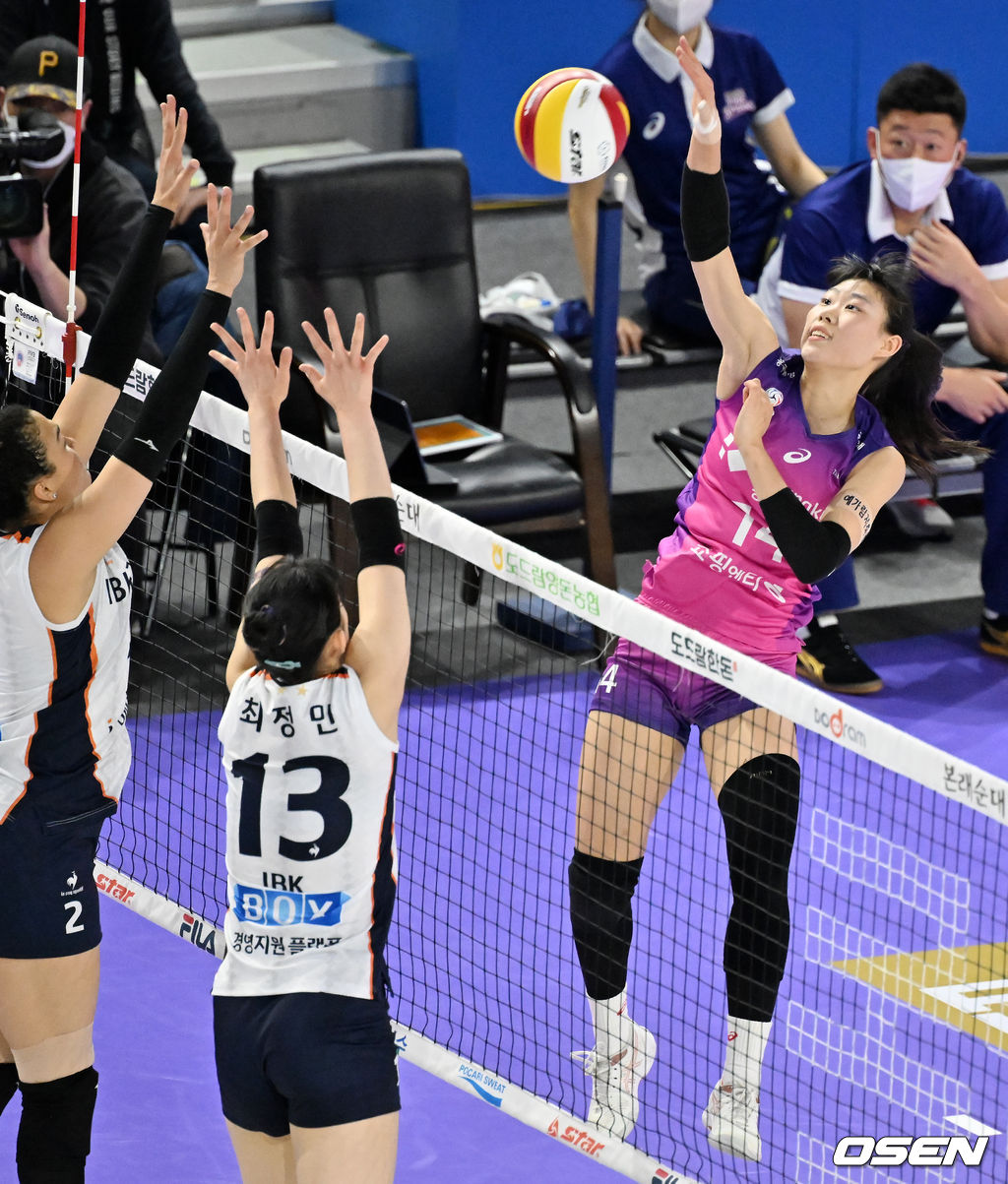 2세트 흥국생명 정윤주가 강타를 날리고 있다. 2022.03.02 / rumi@osen.co.kr