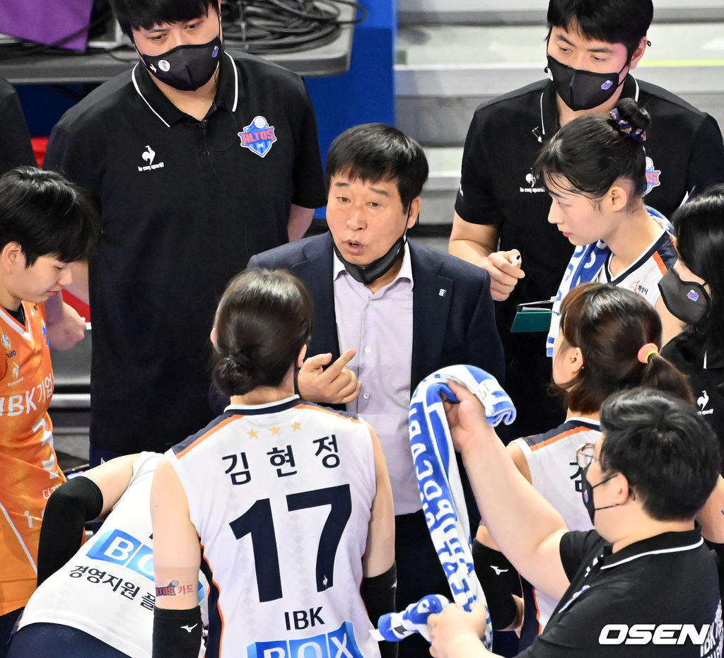 IBK기업은행 김호철 감독이 작전타임을 진행하고 있다. 2022.03.02 / rumi@osen.co.kr