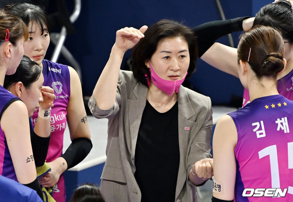 흥국생명 박미희 감독이 작전을 설명하고 있다. 2022.03.02 / rumi@osen.co.kr