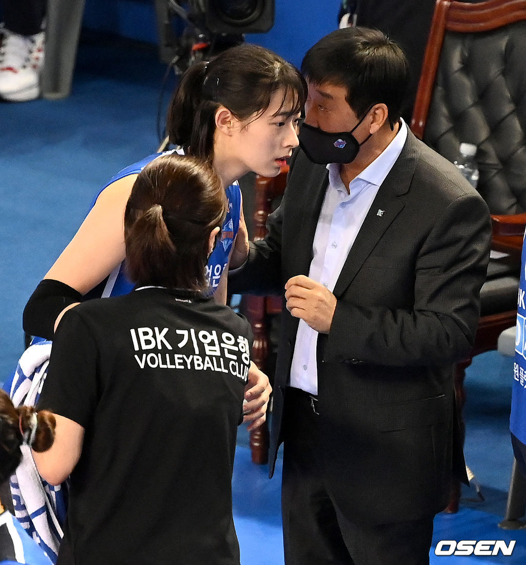 IBK기업은행 최정민과 김호철 감독. /OSEN DB