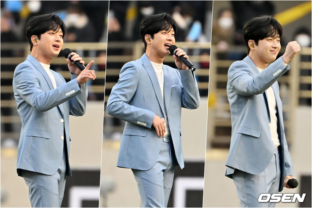 하프타임에 가수 이찬원이 그라운드 위에서 축하공연을 펼치고 있다. 2022.02.19 /rumi@osen.co.kr