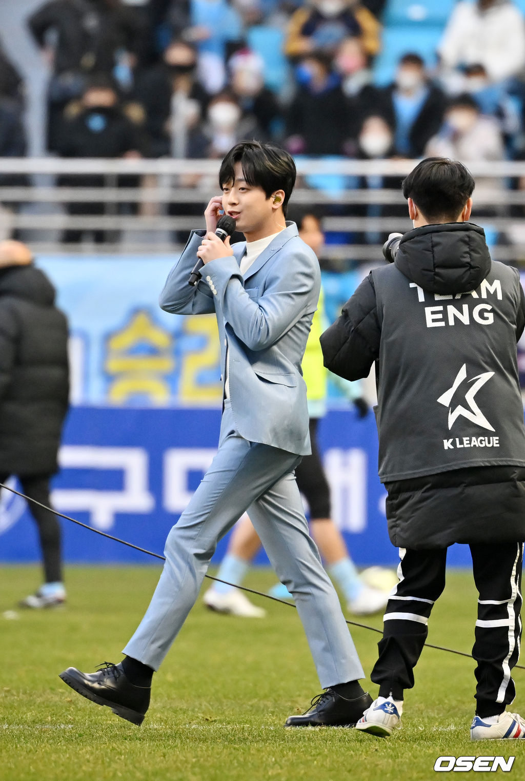 하프타임에 가수 이찬원이 그라운드 위에서 축하공연을 펼치고 있다. 2022.02.19 /rumi@osen.co.kr