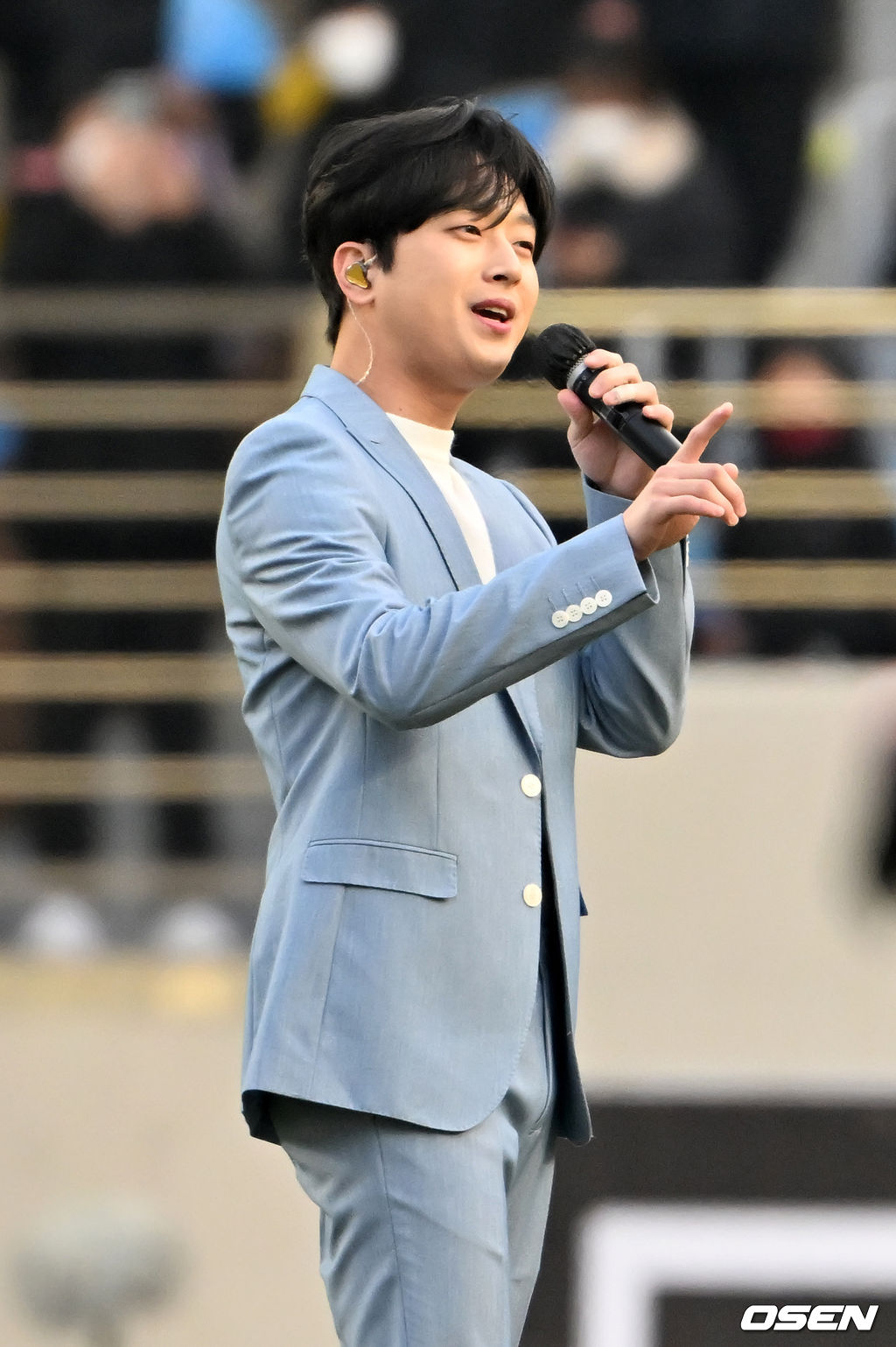 하프타임에 가수 이찬원이 그라운드 위에서 축하공연을 펼치고 있다. 2022.02.19 /rumi@osen.co.kr