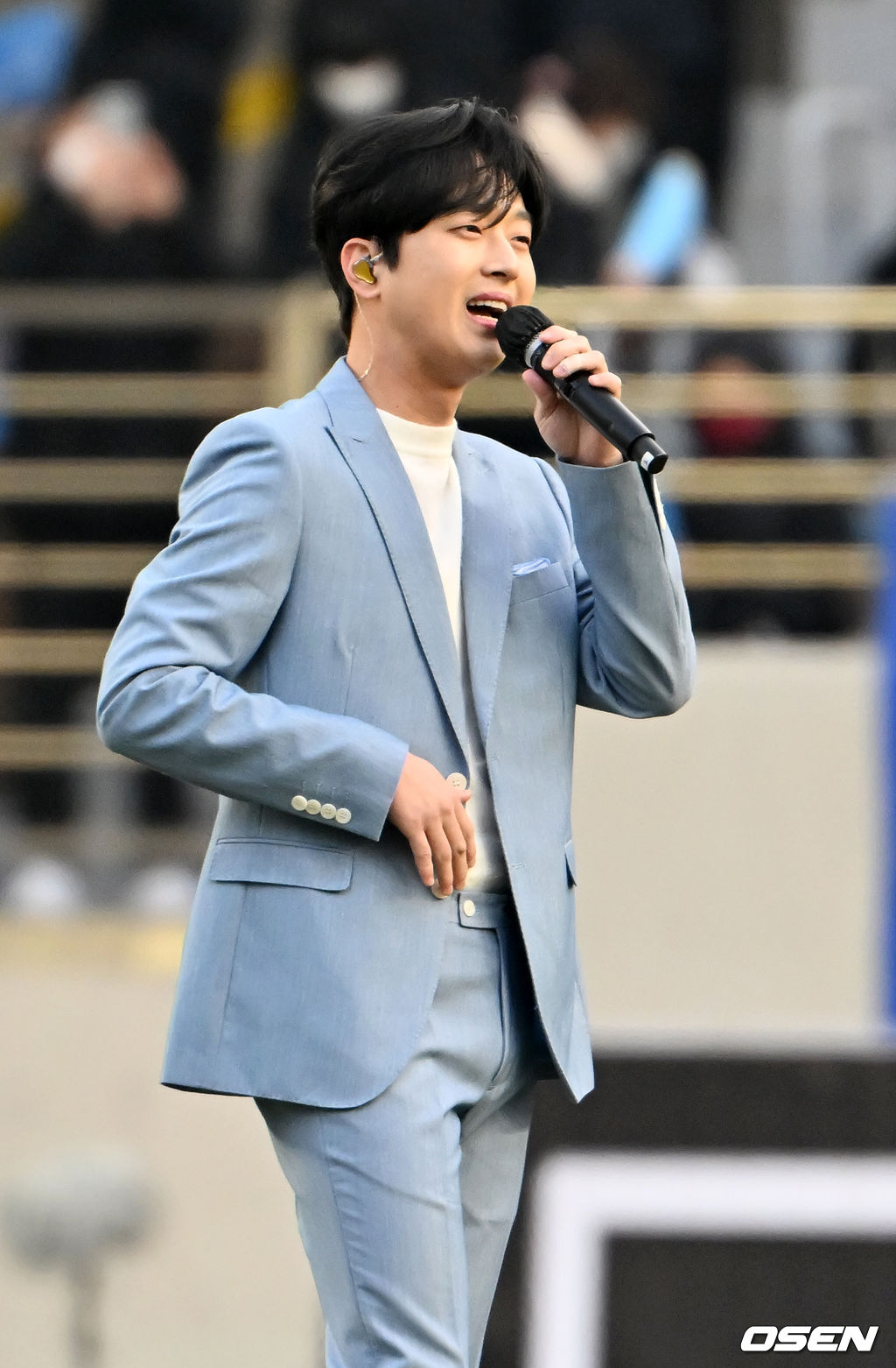 하프타임에 가수 이찬원이 그라운드 위에서 축하공연을 펼치고 있다. 2022.02.19 /rumi@osen.co.kr
