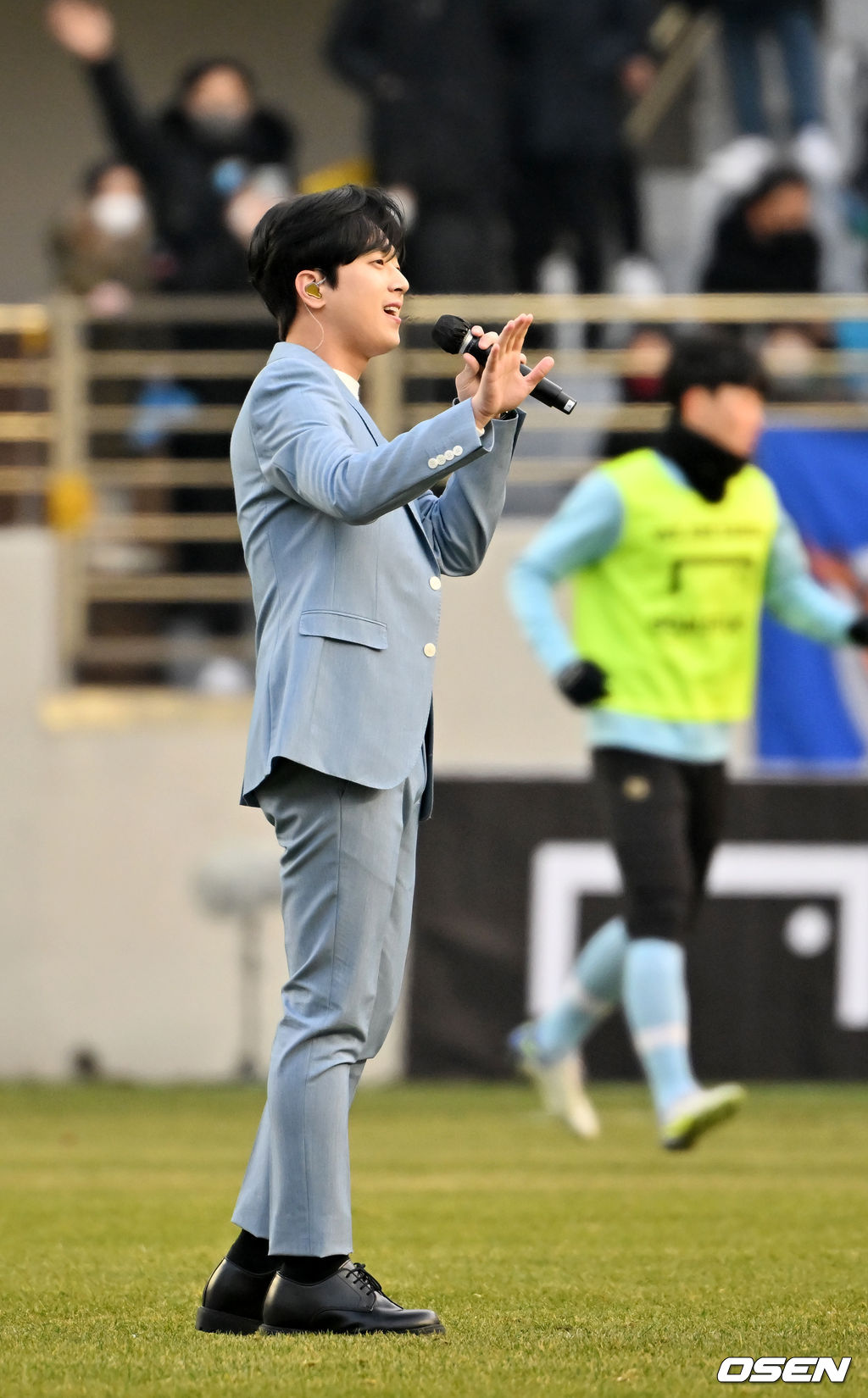 하프타임에 가수 이찬원이 그라운드 위에서 축하공연을 펼치고 있다. 2022.02.19 /rumi@osen.co.kr