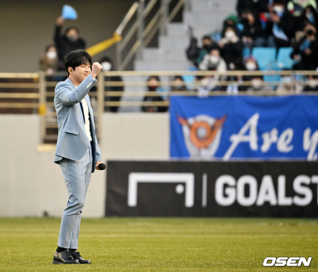 하프타임에 가수 이찬원이 그라운드 위에서 축하공연을 펼치고 있다. 2022.02.19 /rumi@osen.co.kr