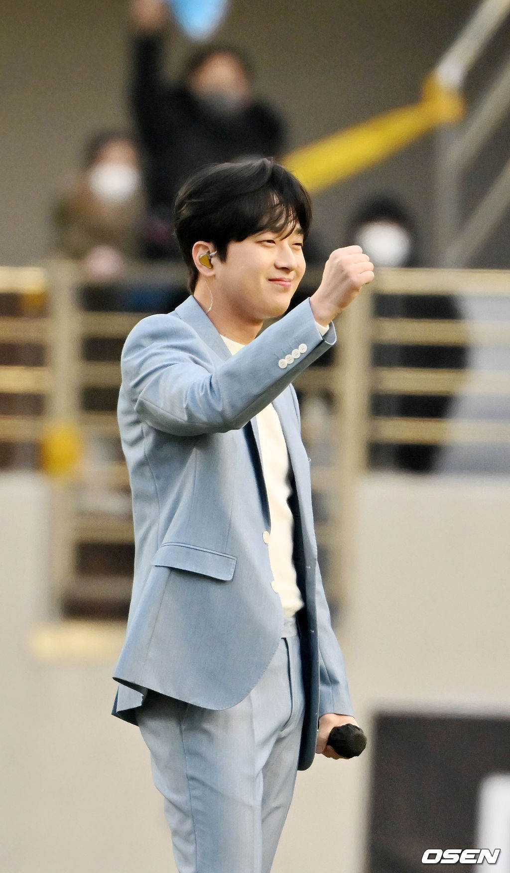 하프타임에 가수 이찬원이 그라운드 위에서 축하공연을 펼치고 있다. 2022.02.19 /rumi@osen.co.kr