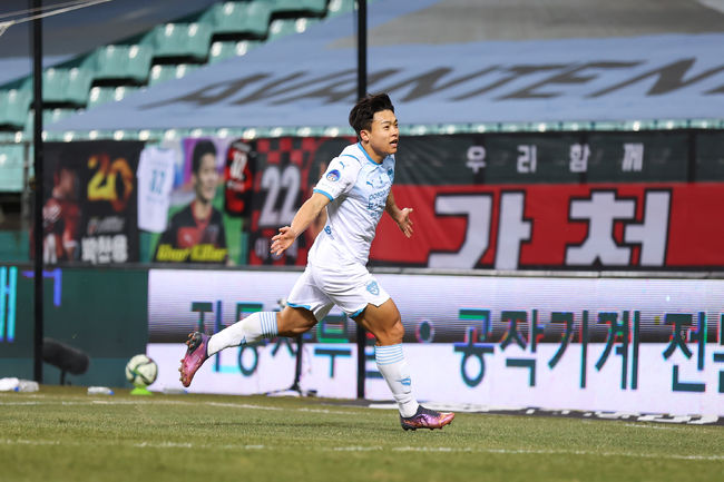 전주월드컵경기장/ K리그1/ 전북현대모터스 vs 포항스틸러스/ 포항 정재희 득점/ 골 세레머니/ 사진 곽동혁