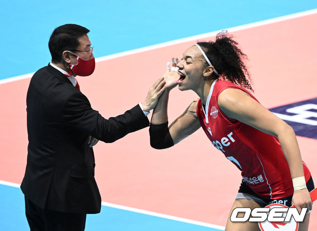 페퍼저축은행 김형실 감독이 엘리자벳과 하이파이브를 하고 있다. 2022.01.18 /OSEN DB