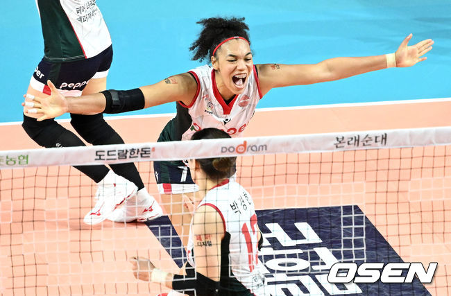 페퍼저축은행 엘리자벳이 팀 득점에 기뻐하고 있다. 2021.12.29 /OSEN DB