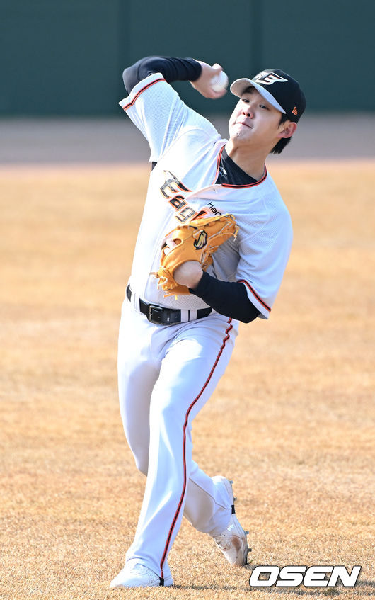 한화 윤대경이 캐치볼을 하고 있다. 2022.02.25 /OSEN DB