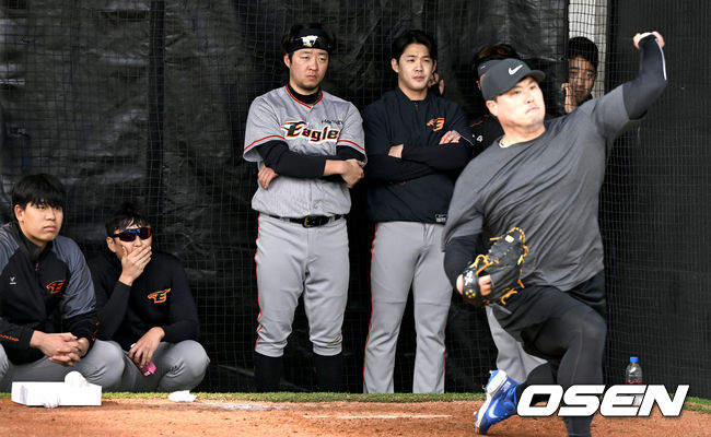 토론토 류현진이 한화 선수들의 시선을 받으며 불펜 피칭을 펼치고 있다. 집중하며 지켜보는 한화 정우람-김범수-윤대경. 2022.02.14 /OSEN DB