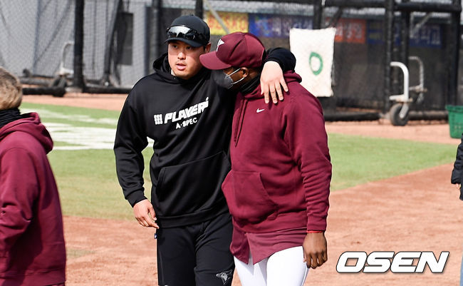 경기 앞서 류현진과 키움 푸이그가 인사를 하고 있다.  2022.03.04 