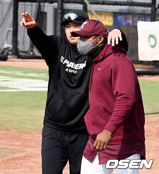 경기 앞서 류현진과 키움 푸이그가 인사를 하고 있다. 2022.03.04 / soul1014@osen.co.kr