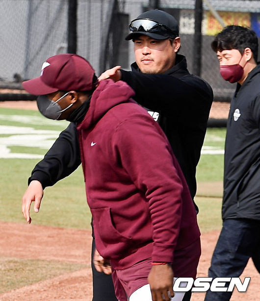 경기 앞서 류현진이 푸이그의 머리를 때리며 장난을 치고 있다. 2022.03.04 / soul1014@osen.co.kr