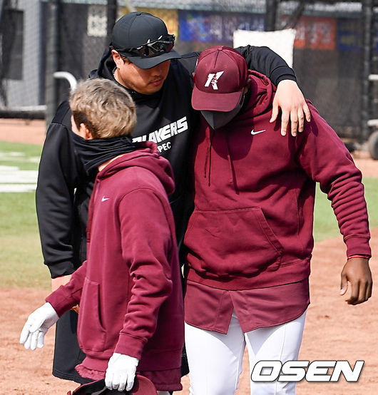 경기 앞서 류현진과 키움 푸이그가 인사를 하고 있다.  2022.03.04 / soul1014@osen.co.kr