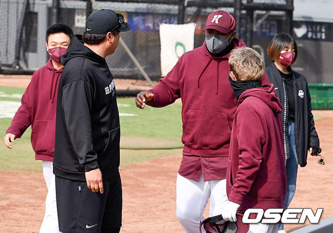 경기 앞서 류현진과 키움 푸이그가 인사를 하고 있다.  2022.03.04 / soul1014@osen.co.kr