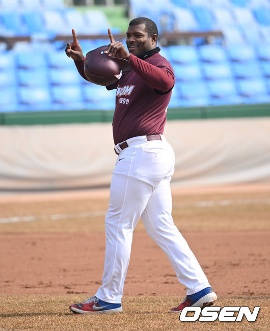 1회초 이닝종료 후 안타를 기록한 푸이그가 류현진 향해 손짓하고 있다.  2022.03.04 / soul1014@osen.co.kr