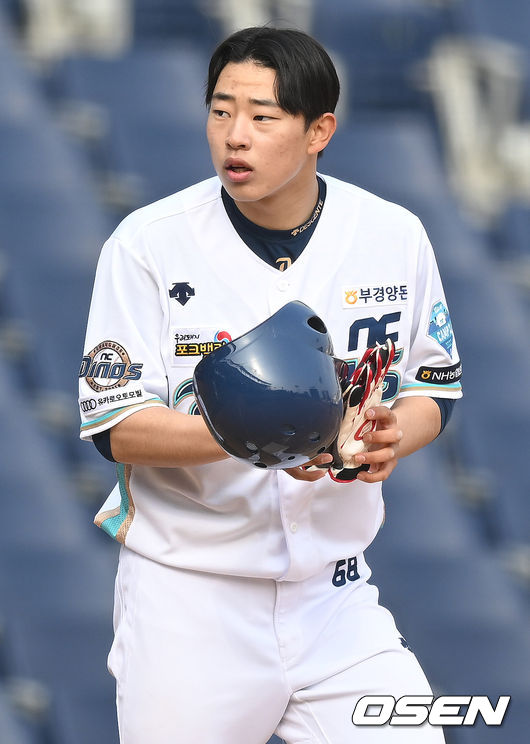 4일 오후 창원시 NC파크에서 NC 다이노스와 LG 트윈스의 연습경기가 열렸다.8회말 1사 2, 3루 NC 김한별이 2타점 적시 3루타를 날린 뒤 기뻐하고 있다. 2022.03.04 