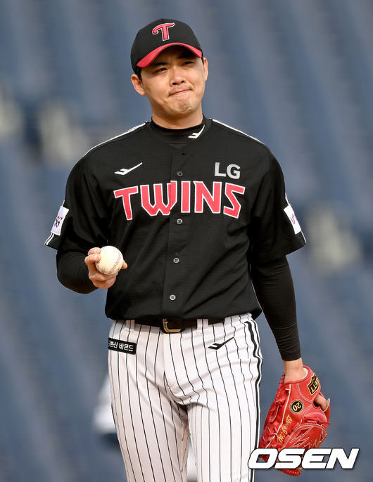 4일 오후 창원시 NC파크에서 NC 다이노스와 LG 트윈스의 연습경기가 열렸다.8회말 1사 2, 3루 LG 임정우가 NC 김한별에게 2타점 적시 3루타를 허용, 아쉬워하고 있다. 2022.03.04 /ksl0919@osen.co.kr