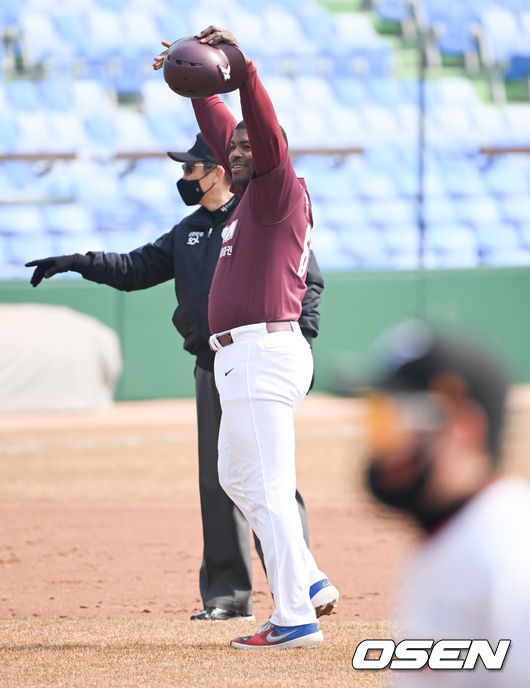 1회초 이닝종료 후 안타를 기록한 푸이그가 류현진 향해 손짓하고 있다.  2022.03.04 / soul1014@osen.co.kr