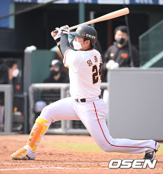 4일 오후 대전 한화생명이글스파크에서 2022시즌 프로야구를 준비하는 한화 이글스와 키움 히어로즈의 연습경기가 진행됐다.4회말 2사 만루 한화 임종찬이 역전 3타점 적시 2루타를 날리고 있다. 2022.03.04 / soul1014@osen.co.kr