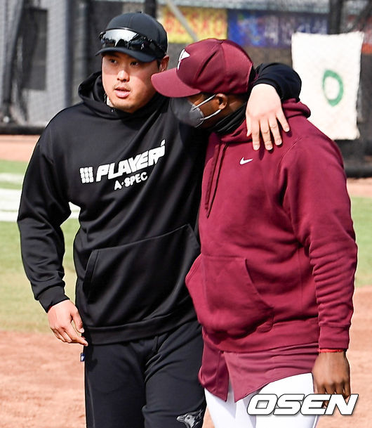 경기 앞서 류현진과 키움 푸이그가 인사를 하고 있다.  2022.03.04 / soul1014@osen.co.kr