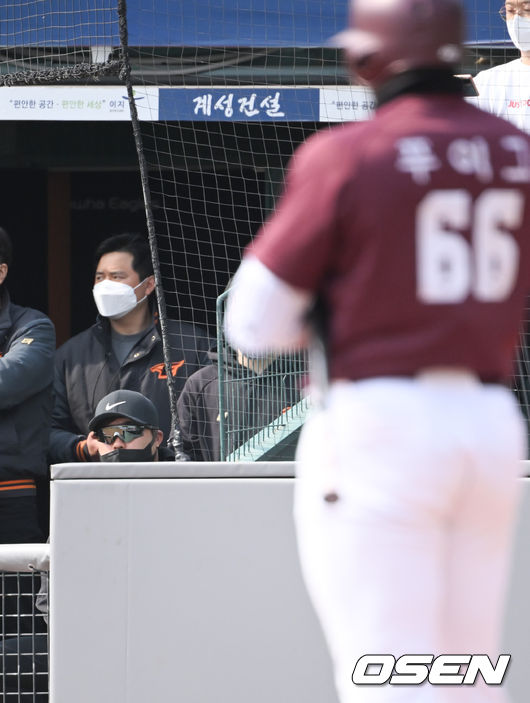 류현진이 푸이그의 타석을 지켜보고 있다.   2022.03.04 / soul1014@osen.co.kr