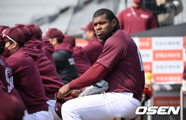 키움 푸이그가 경기를 지켜보고 있다. 푸이그는 이날 2타수 1안타를 기록했다.   2022.03.04