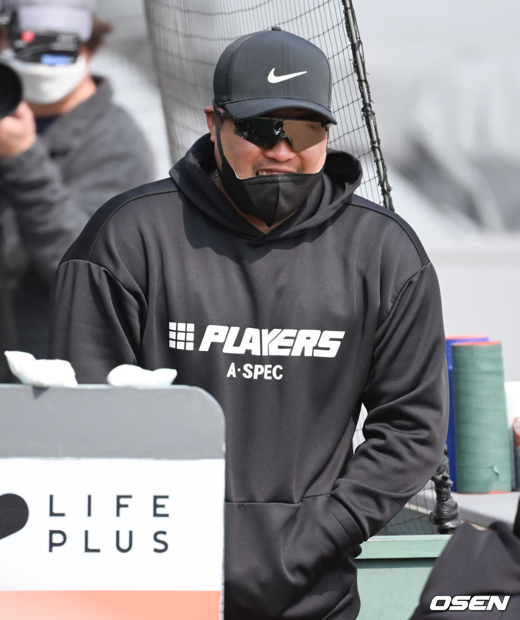 1회초 2사 1루 키움 푸이그의 타석때 류현진이 미소 짓고 있다.   2022.03.04 / soul1014@osen.co.kr