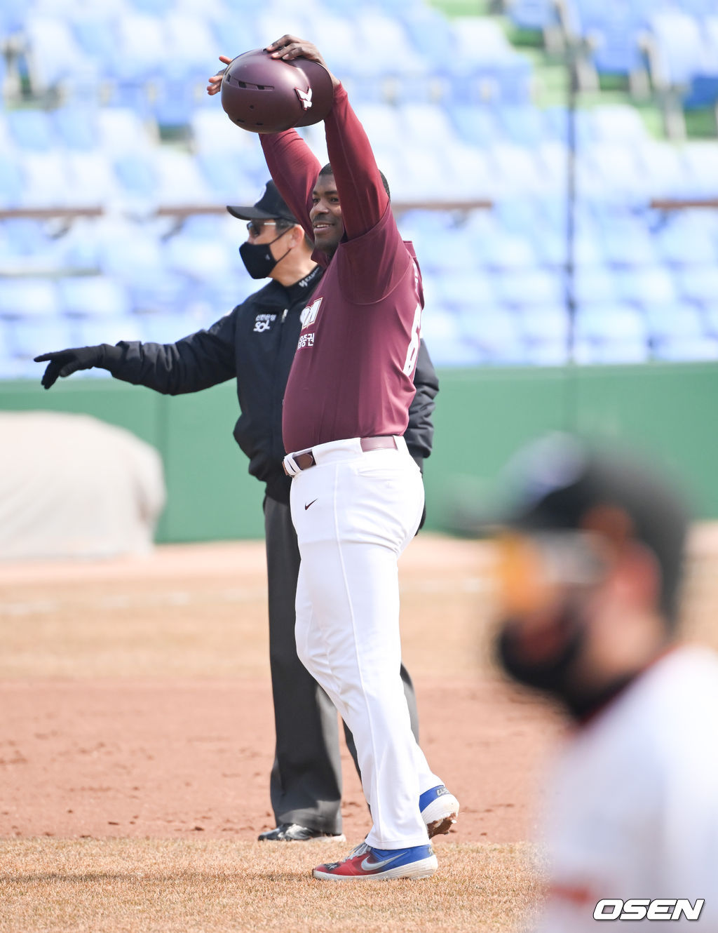 1회초 이닝종료 후 안타를 기록한 푸이그가 류현진 향해 손짓하고 있다.  2022.03.04 / soul1014@osen.co.kr