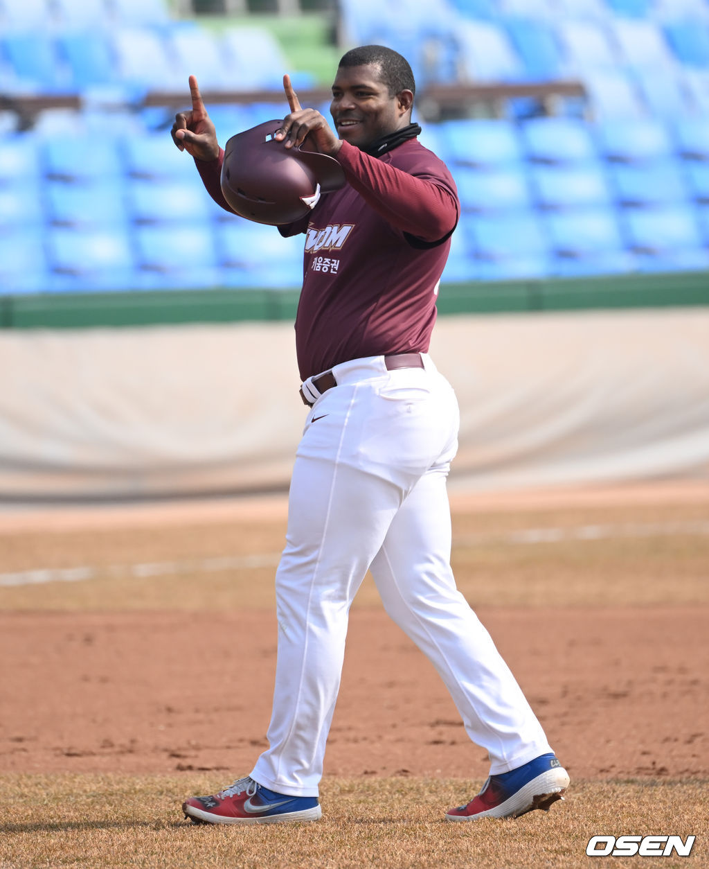 1회초 이닝종료 후 안타를 기록한 푸이그가 류현진 향해 손짓하고 있다.  2022.03.04 / soul1014@osen.co.kr