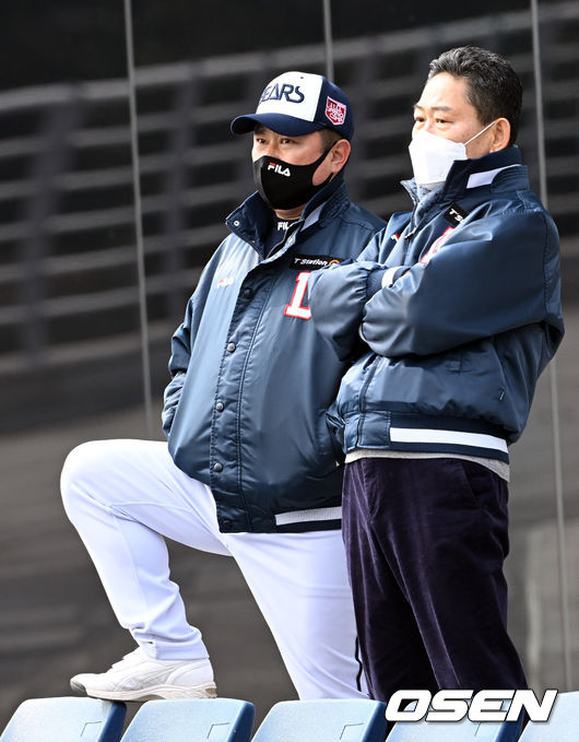 14일 경기도 이천베어스파크에서 두산 베어스 2022 시즌 스프링캠프가 진행됐다.두산 김태형 감독, 전풍 사장이 선수들의 훈련을 지켜보고 있다. 2022.02.14 / rumi@osen.co.kr