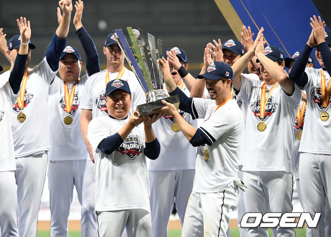 두산 김태형 감독과 오재원이 우승트로피를 들고 기념촬영을 하고 있다. /sunday@osen.co.kr