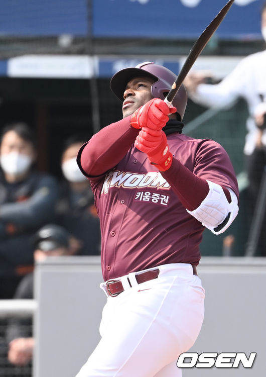 3회초 1사 1루 키움 푸이그가 외야플라이 타구를 날리고 있다.   2022.03.04 / soul1014@osen.co.kr