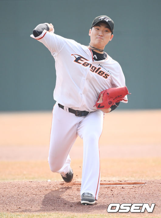 1회초 한화 선발투수 김이환이 역투하고 있다.   2022.03.04