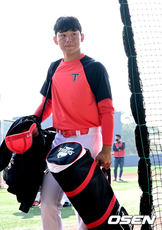 KIA 타이거즈가 4일 전남 함평기아챌린저스필드에 마무리캠프를 차리고 훈련에 돌입했다.KIA 2022년 신인 김도영이 캐치볼 훈련을 마치고 이동하고 있다. 2021.11.04 / dreamer@osen.co.kr