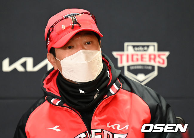 KIA 타이거즈 스프링캠프가 2일 전라남도 함평 KIA챌린저스필드에서 진행됐다.훈련에 앞서 KIA 김종국 감독이 인터뷰를 하고 있다. 2022.02.02 /sunday@osen.co.kr