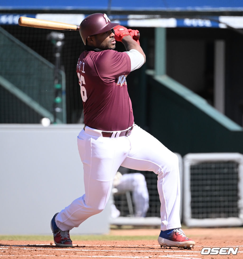 2회초 키움 선두타자 푸이그가 2루타를 날리고 있다.  2022.03.05 / soul1014@osen.co.kr