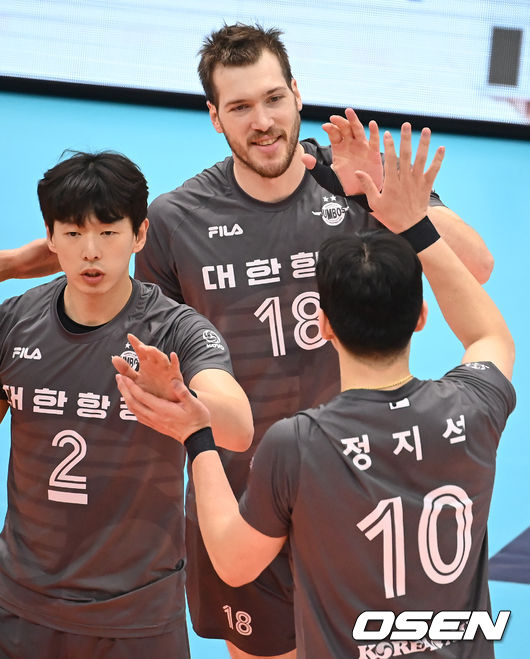 대한항공 링컨과 정지석, 한선수가 기쁨을 나누고 있다. /OSEN DB