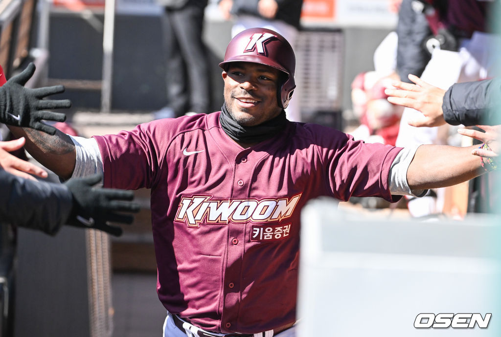 4회초 2사 볼넷 출루했던 푸이그가 교체된후 동료들의 축하를 받고 있다. 2022.03.05 / soul1014@osen.co.kr
