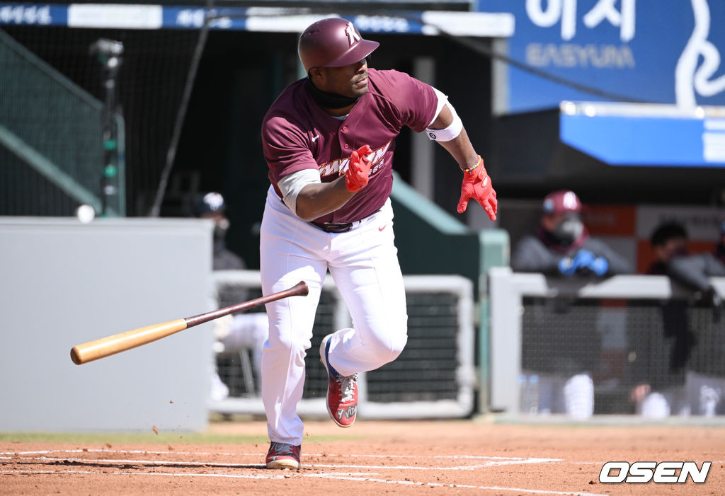 2회초 키움 선두타자 푸이그가 2루타를 날리고 있다.  2022.03.05 / soul1014@osen.co.kr