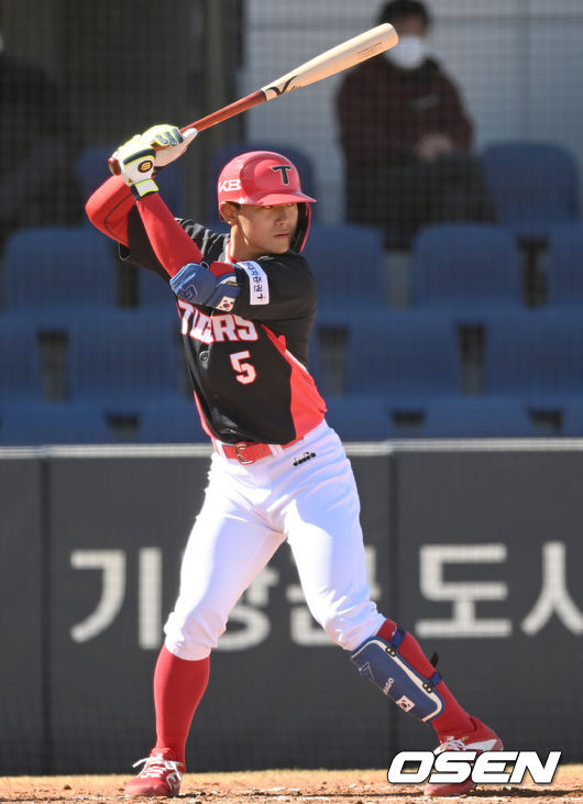 5일 오후 부산 기장군 기장-현대차 드림 볼파크에서 KIA 타이거즈와 KT 위즈의 연습경기가 열렸다.2회초 1사 1, 2루 KIA 김도영이 타석에 들어서고 있다. 2022.03.05 /ksl0919@osen.co.kr