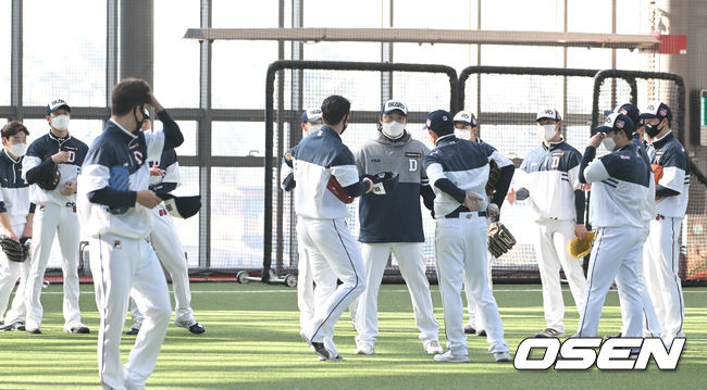 두산 베어스가 3일 경기도 이천 베어스파크에서 스프링캠프를 시작했다.두산 캠프 인원은 김태형 감독을 포함한 코칭스태프 14명, 선수 42명 등 총 56명으로 외국인 선수들은 입국 후 자가 격리가 끝나면 곧바로 캠프에 합류한다. 올 시즌 새로 영입한 베테랑 투수 임창민과 김지용, 포수 안승한을 비롯해 FA 박건우의 보상선수로 팀에 합류한 외야수 강진성도 이천에서 동계 훈련을 시작한다.두산 선수들이 실내서 훈련을 하고 있다. 2022.02.03 /  soul1014@osen.co.kr