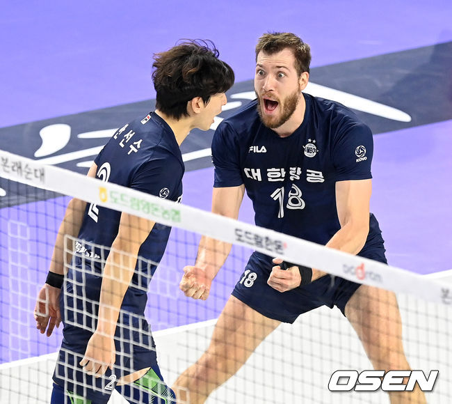 대한항공 한선수의 블로킹에 링컨이 기뻐하고 있다. 2021.11.10 /OSEn DB