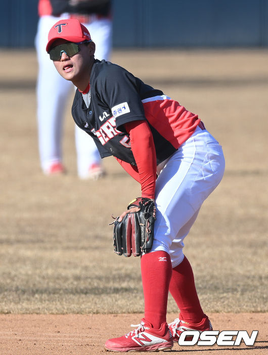 KIA 타이거즈가 4-2로 앞선 9회말 3점을 내주며 역전패를 당했다.KIA 타이거즈는 5일 부산 기장군 현대차드림볼파크에서 열린 KT 위즈와의 연습경기 2연전 1차전에서 4-5로 패했다.9회말 1사 2루 KT 김민혁의 내야땅볼 때 KIA 유격수 김도영이 포구 실책을 범한 뒤 아쉬워하고 있다. 2022.03.05 /ksl0919@osen.co.kr
